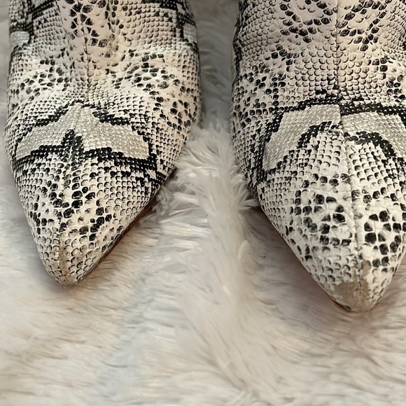 Raye Easton Bootie in Black & White Embossed Snakeskin Print Size 6 - Picture 4 of 9